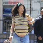 El look premamá de Rihanna con el polo de rayas más tendencia.