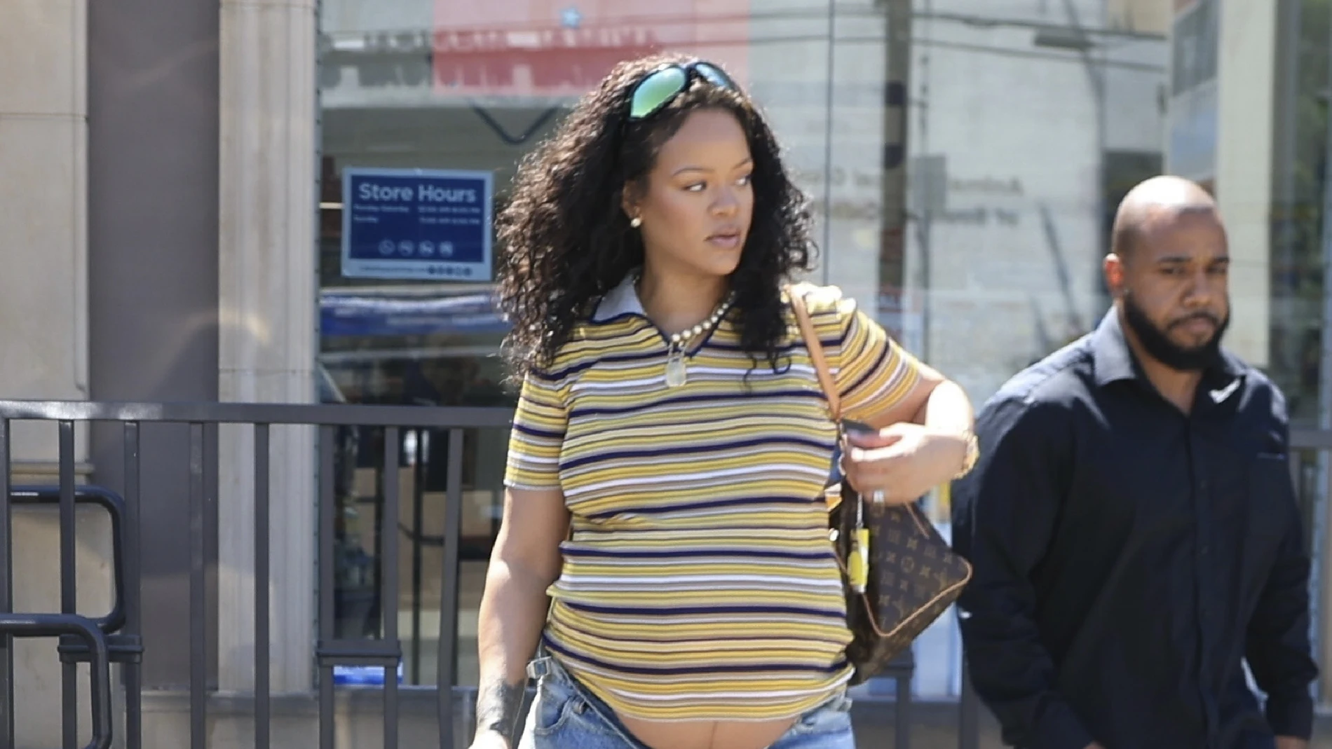 El look premamá de Rihanna con el polo de rayas más tendencia.