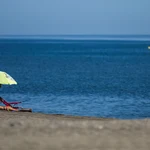 Varias personas disfrutan del buen tiempo en la playa de El Rincón de la Victoria (Málaga)