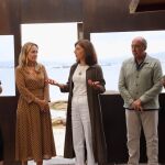 La conselleira de Medio Ambiente, Ángeles Vázquez, hoy, en un chiriguito de A Illa de Arousa (Pontevedra). 