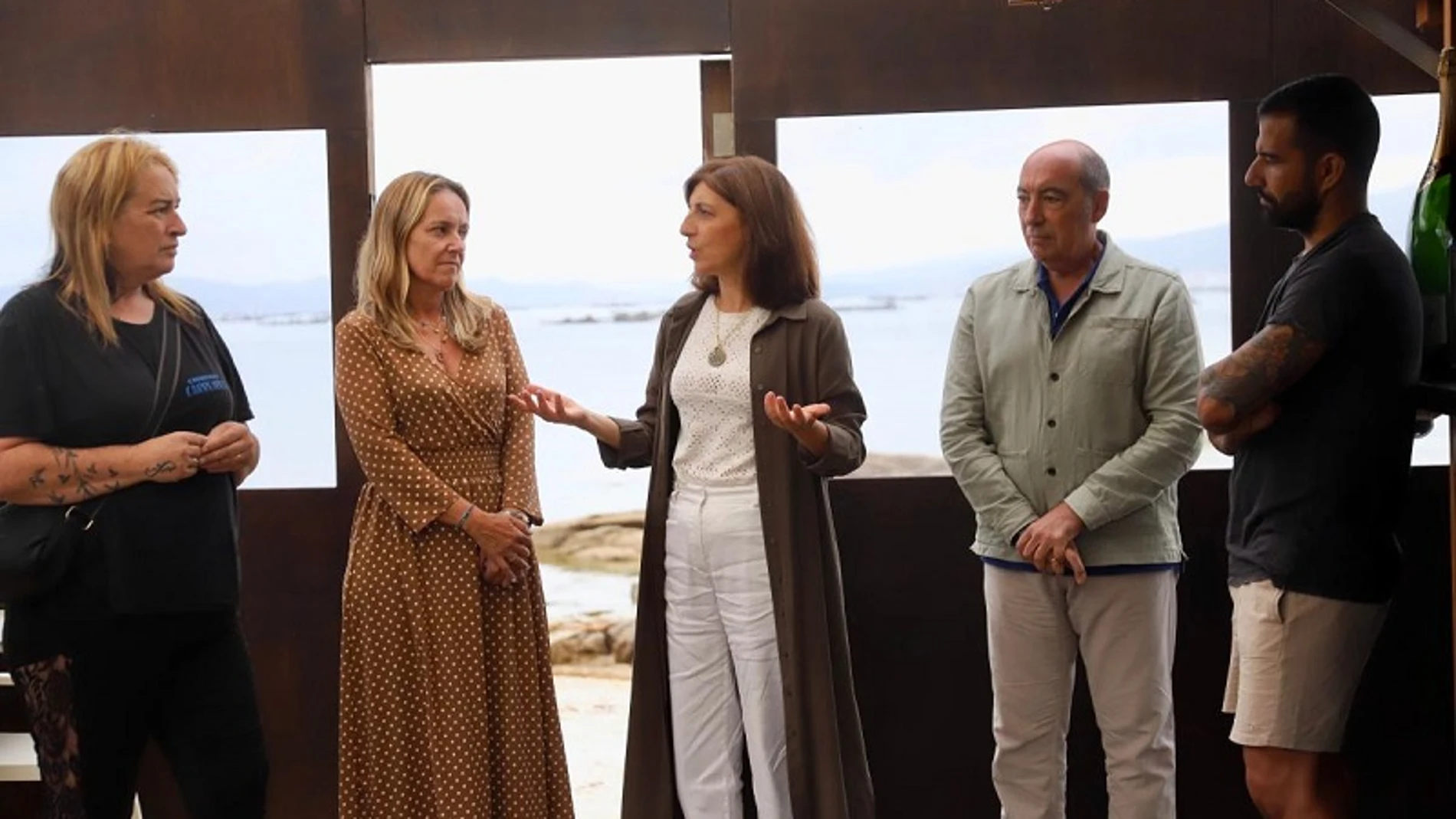 La conselleira de Medio Ambiente, Ángeles Vázquez, hoy, en un chiriguito de A Illa de Arousa (Pontevedra).