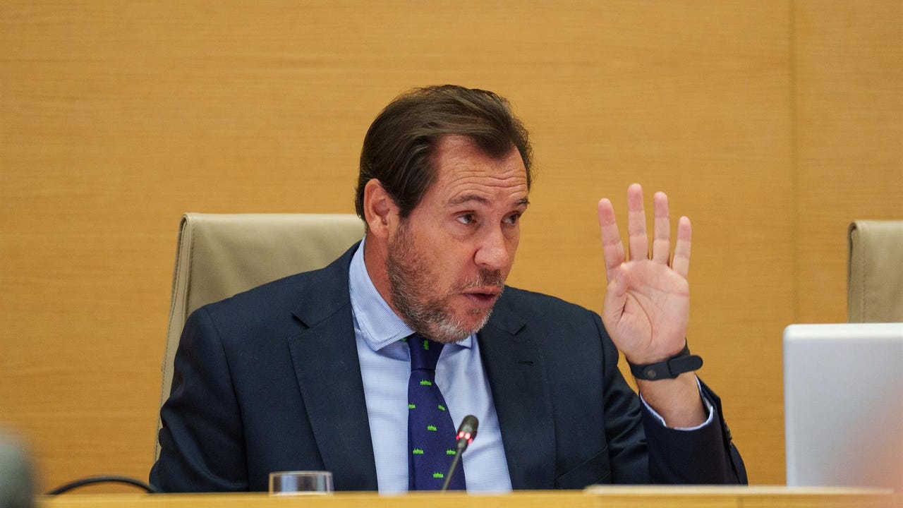 Una caída en los servidores informáticos de Adif provoca retrasos y paradas en el AVE cuando Puente comparece en el Congreso