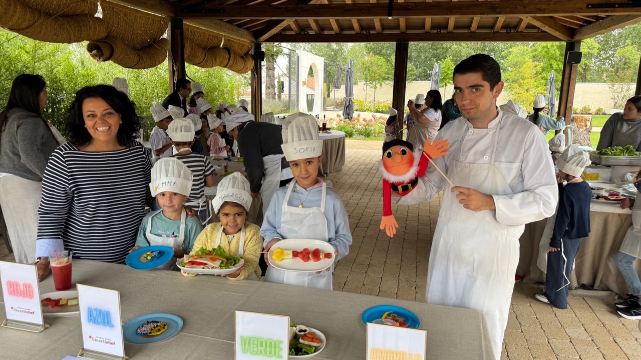 Una treintena de escolares aprende y se divierte en las cocinas de Zibá en la quinta edición de Divertichef
