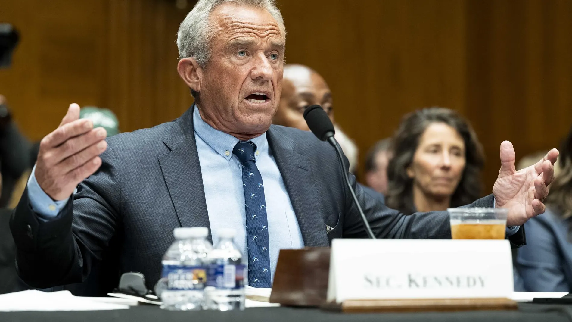 EEUU.-AMP.-El secretario de Sanidad acusa a la directora de los CDC de mentir tras denunciar presiones sobre las vacunas