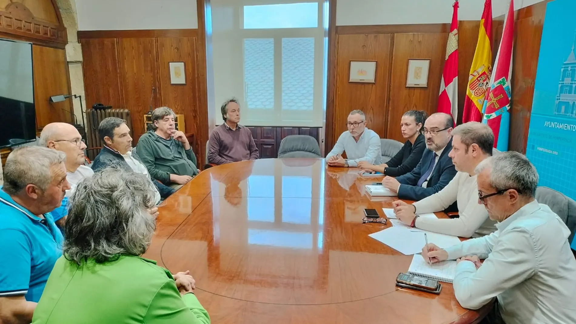 El alcalde de Ponferrada, Marco Morala, se reúne con los responsables de las pedanías afectadas por los incendios