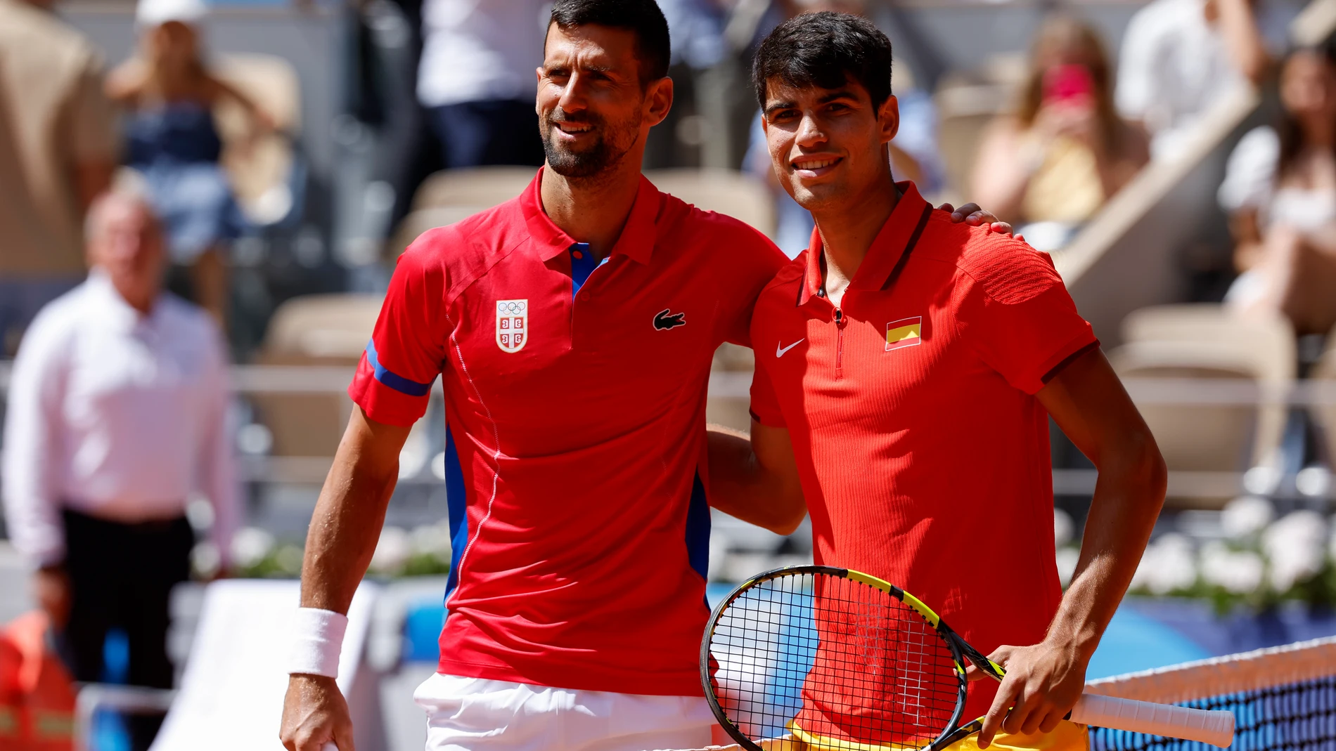 EVE126. BOGOTÁ (COLOMBIA), 04/09/2025.- Fotografía de archivo fechada el 04 de agosto de 2025 que muestra al tenista serbio Novak Djokovic (i) y al español Carlos Alcaraz posando en la final individual masculina de tenis de los Juegos Olímpicos de París 2024. Alcaraz sabe lo que es derrotar a Djokovic en dos finales de Wimbledon, pero la herida del oro olímpico que el serbio le arrebató en París sigue abierta. Este viernes, en las semifinales del Abierto de Estados Unidos, el murciano tendrá ...