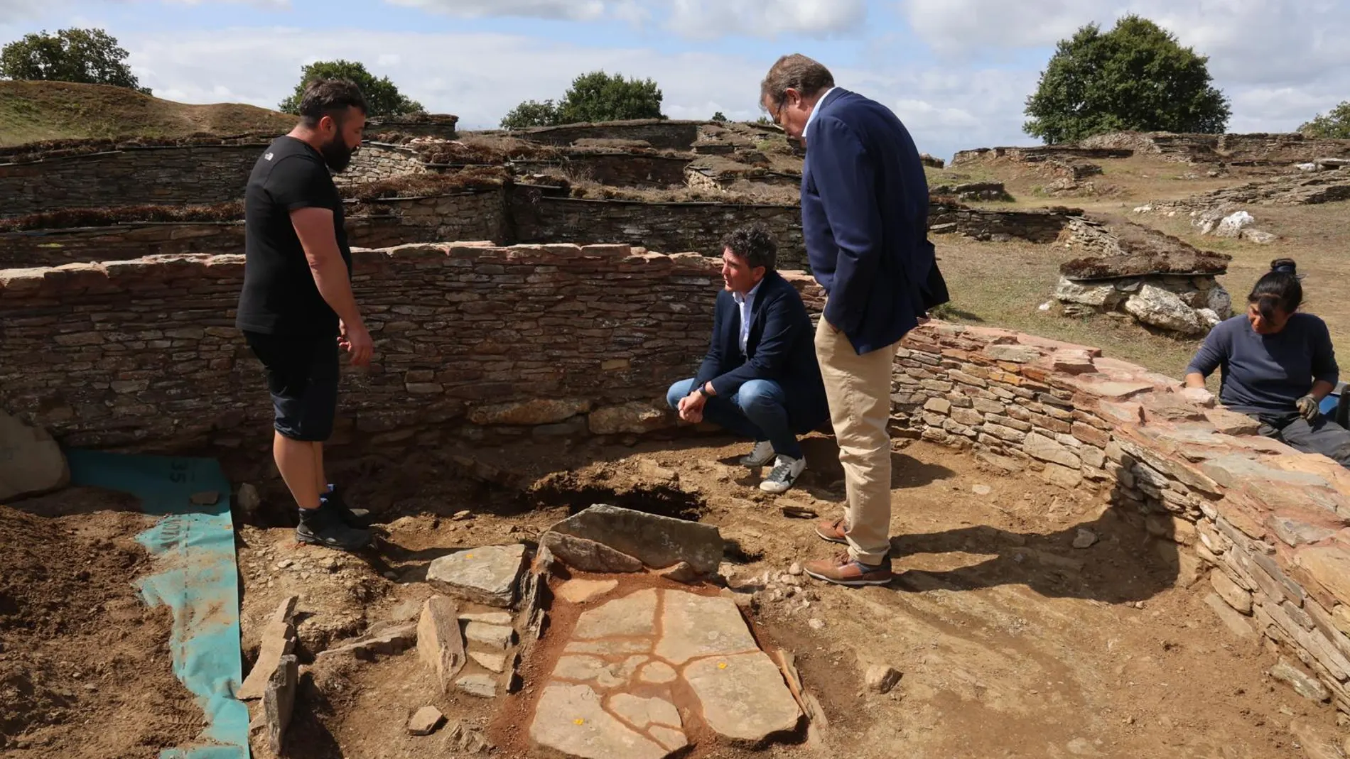 El delegado territorial de la Xunta en Lugo, Javier Arias, durante visita al Castro de Viladonga.