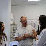 Germán, junto a las doctoras Montoro y Torres-Esquius