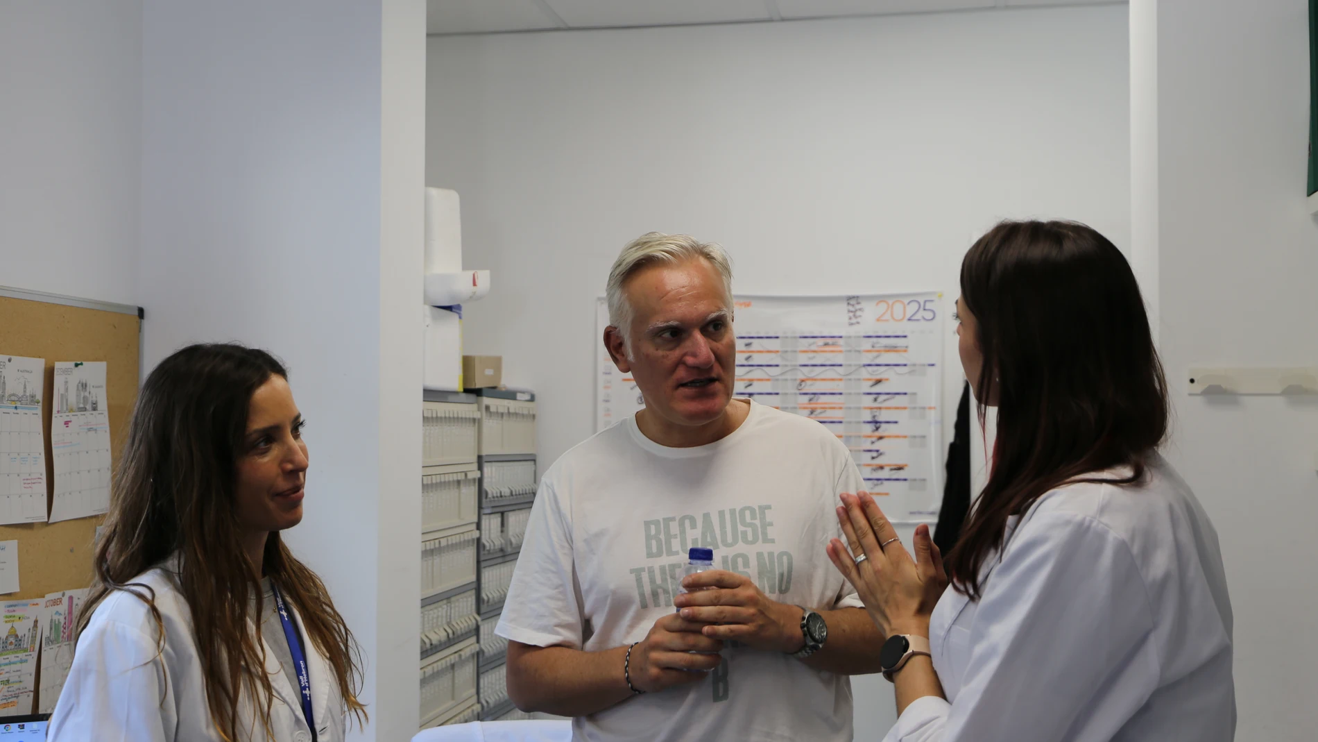 Germán, junto a las doctoras Montoro y Torres-Esquius