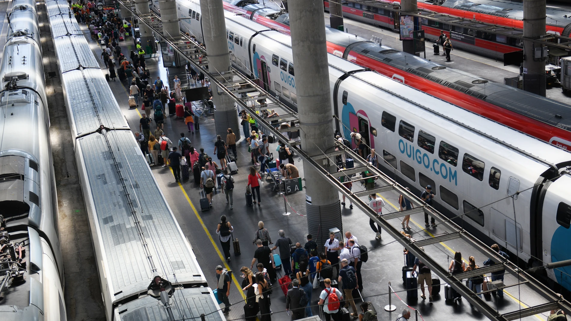 Decenas de personas esperan al tren en la Estación de Madrid - Puerta de Atocha - Almudena Grandes. a 4 de septiembre de 2025, en Madrid (España). Una caída en los servidores informáticos de Adif ha ocasionado paradas y retrasos de los trenes de alta velocidad con origen o destino en Madrid. La información de llegadas y salidas de las dos principales estaciones madrileñas (Atocha y Chamartín) no está disponible. Adif está recuperando gradualmente la circulación con los equipos informáticos de...