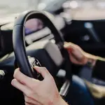 ¿Puedo conducir el coche de otra persona sin estar en el seguro obligatorio?