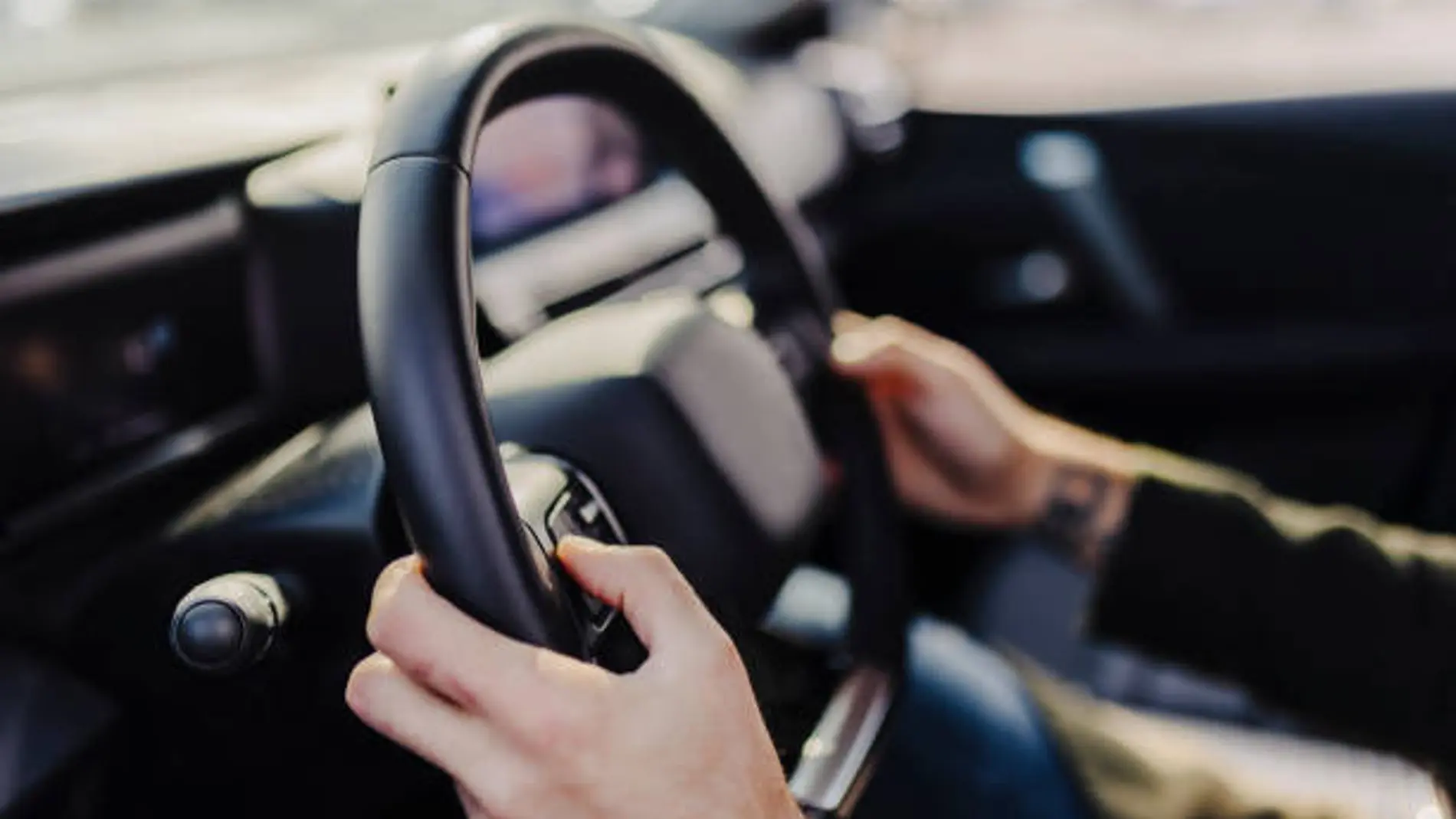 ¿Puedo conducir el coche de otra persona sin estar en el seguro obligatorio?