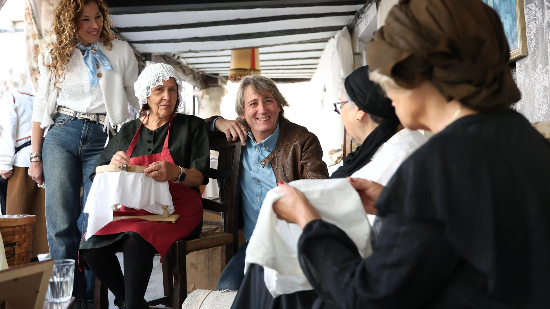 Carlos Martínez asiste al certamen de Mujeres Creadoras en Burgos