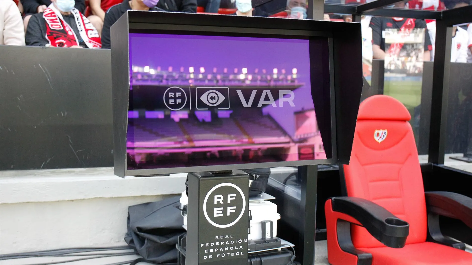 Fútbol.- AMP. LaLiga y Mediapro dan versiones opuestas sobre el fallo del VAR en Vallecas en el Rayo-FC Barcelona