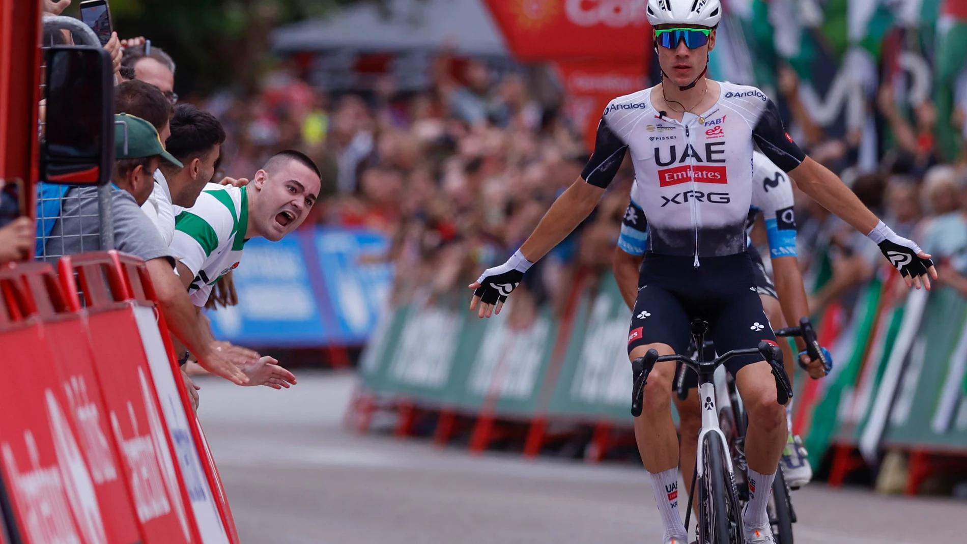 LAREDO (CANTABRIA), 04/09/2025.- El ciclista español del Emirates UAE Juan Ayuso,celebra la victoria conseguida en la duodécima etapa de la Vuelta Ciclista a España 2025 este jueves en Laredo (Cantabria). EFE/Javier Lizón
