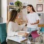 Madre hablando con su hija