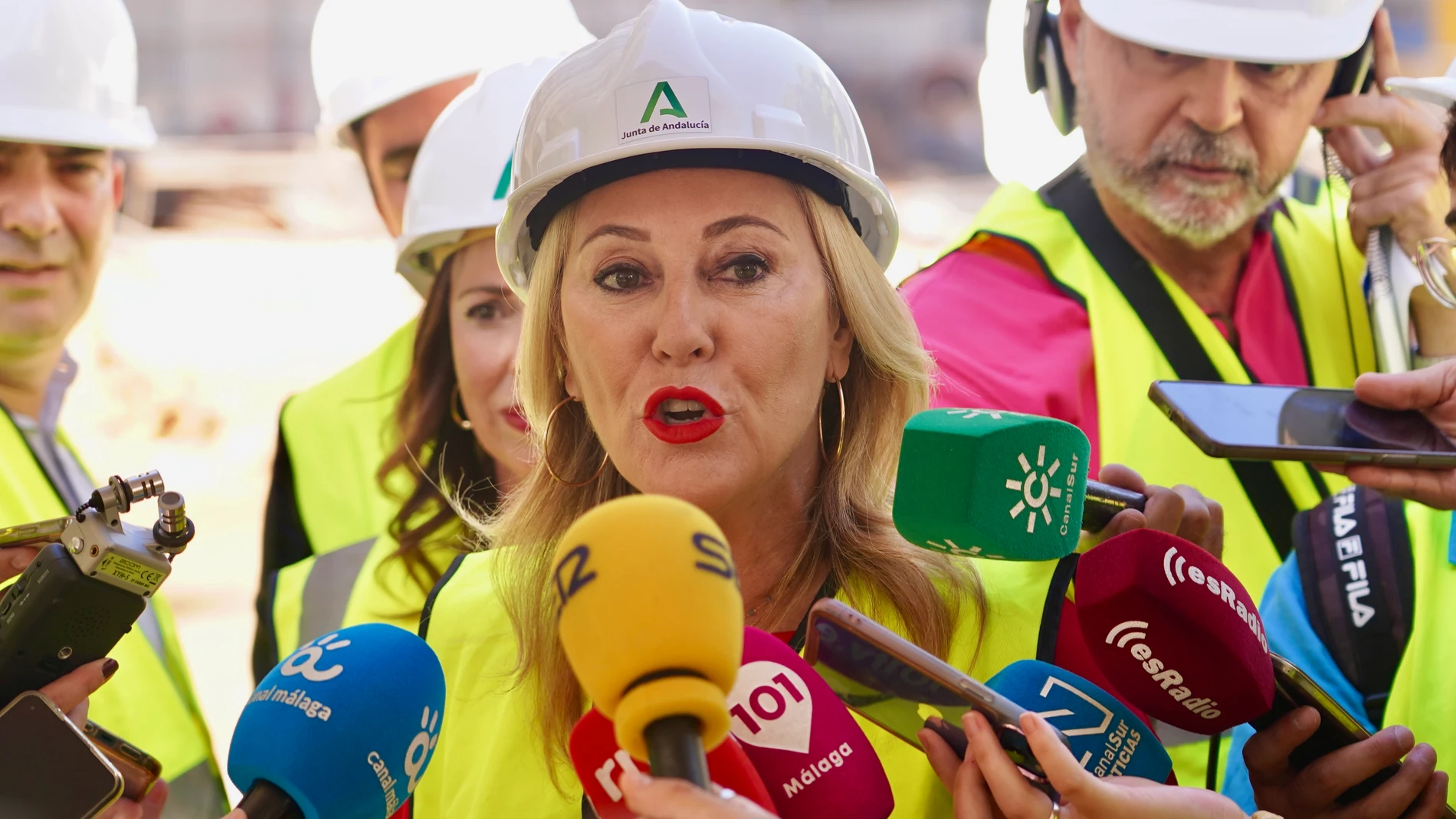 La consejera de Economía, Hacienda y Fondos Europeos, Carolina España, atiende a los medios durante la visita a las obras del tramo I de la prolongación del Metro de Málaga. A 04 de septiembre de 2025, en Málaga (Andalucía, España). La consejeras de Economía, Hacienda y Fondos Europeos, Carolina España, y de Fomento, Articulación del Territorio y Vivienda, Rocío Díaz, han visitado las obras del tramo I de la prolongación del Metro de Málaga hasta el nuevo hospital. 04 SEPTIEMBRE 2025 Álex Z...
