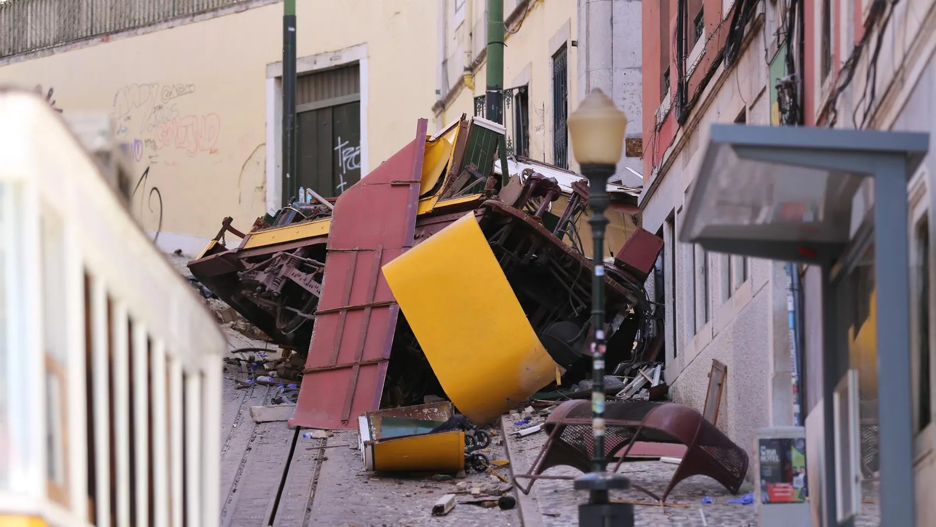 VÍDEO: Portugal.- Gobierno reduce a 16 los muertos por el accidente del funicular en Lisboa, con cinco heridos críticos