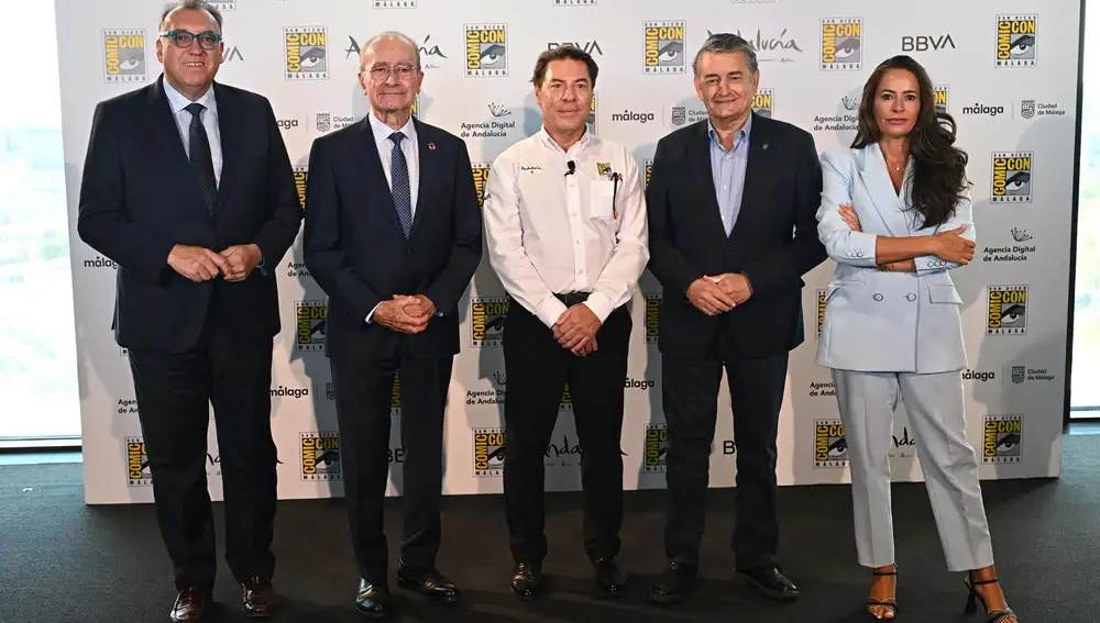 Las autoridades asistentes a la presentación