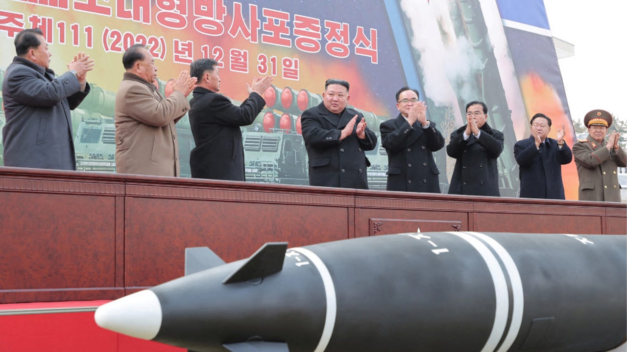 Kim Jong-un enseña a todos su nuevo misil balístico: podría ser más letal de lo que se creía al principio