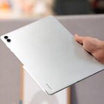 La Samsung Galaxy Tab S11 Ultra en su acabado gris claro