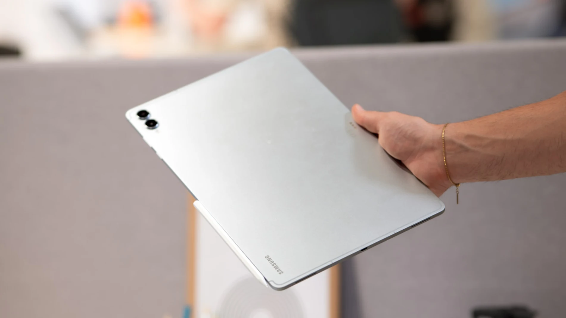La Samsung Galaxy Tab S11 Ultra en su acabado gris claro