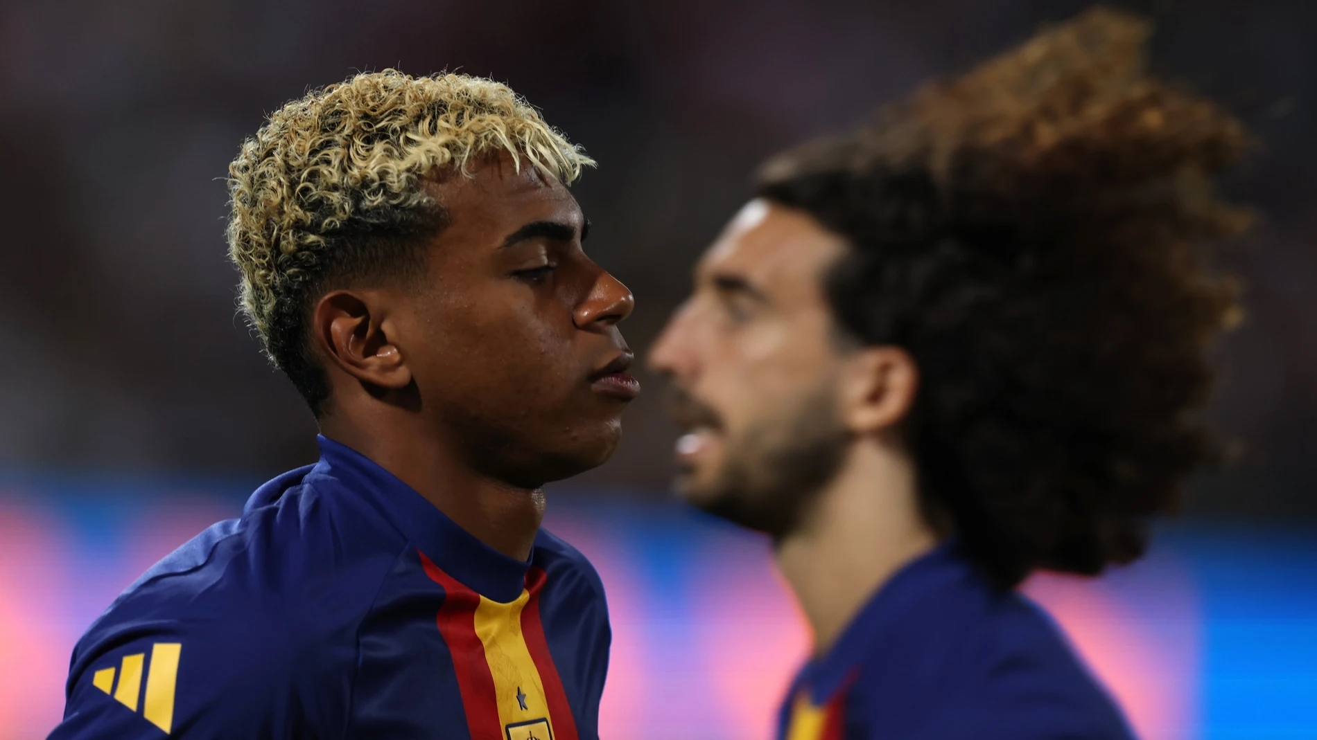 FOTODELDÍA - SOFIA (Bulgaria), 04/09/2025.- Los jugadores de la selección española Lamine Yamal (i) y Marc Cucurella (d), durante el calentamiento previo al partido de clasificación para la Copa del Mundo que disputan Bulgaria y España en Sofia, Bulgaria. EFE/VASSIL DONEV