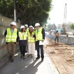 La consejera de Fomento, Articulación del Territorio y Vivienda, Rocío Díaz, ha visitado este jueves el primer tramo de las obras de prolongación del Metro de Málaga, que afrontan una nueva fase con la finalización este mismo mes de los muros pantalla
