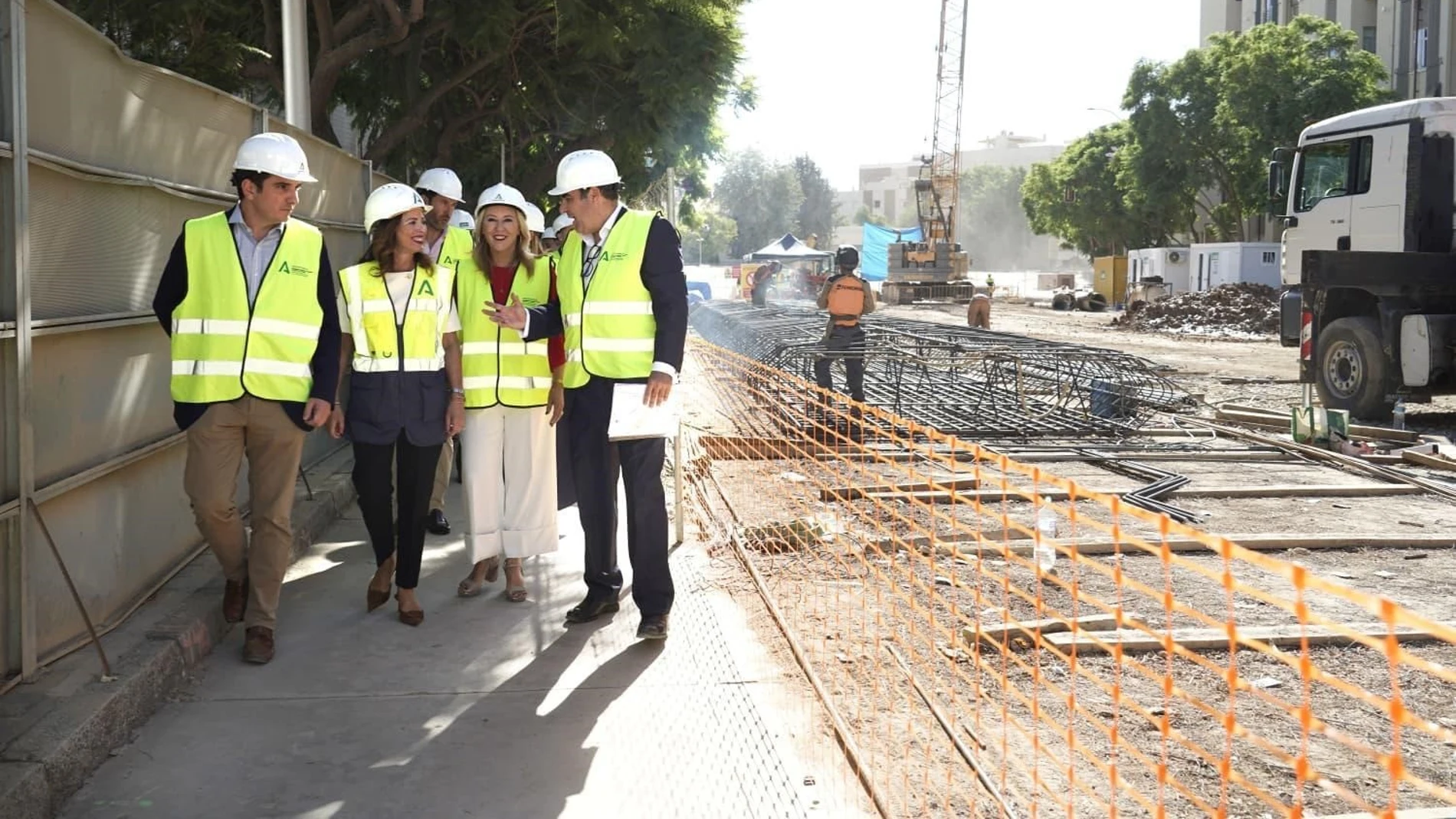 La consejera de Fomento, Articulación del Territorio y Vivienda, Rocío Díaz, ha visitado este jueves el primer tramo de las obras de prolongación del Metro de Málaga, que afrontan una nueva fase con la finalización este mismo mes de los muros pantalla