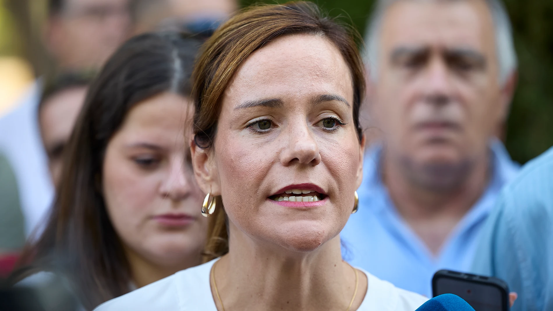 La portavoz de Vox de Agenda España, Isabel Pérez Moñino, ofrece declaraciones a los medios, a 4 de septiembre de 2025, en Alcalá de Henares, Madrid (España). La formación política ha acudido al Centro de Atención, Emergencias y Derivación de Alcalá de Henares para pedir su cierre, tras denunciar la inseguridad creciente en los barrios y ha reclamado la expulsión de todos los inmigrantes ilegales que delinquen en España. 04 SEPTIEMBRE 2025 Jesús Hellín / Europa Press 04/09/2025