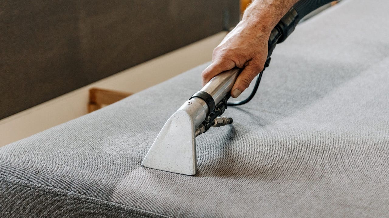 El invento que devuelve color a sofás y alfombras hunde su precio un 55% en el Choice Day