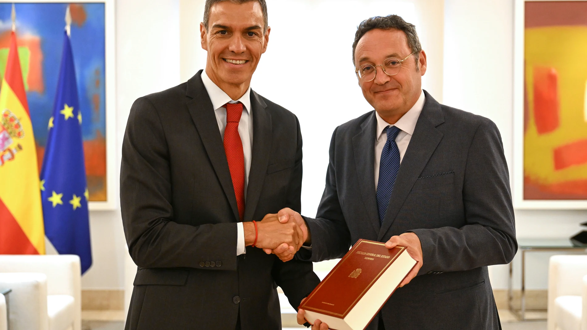 MADRID, 04/09/2025.- El presidente del Gobierno, Pedro Sánchez (izda), recibe hoy en el Complejo de la Moncloa al fiscal general del Estado, Álvaro García Ortiz, quien le ha entregado un ejemplar de la Memoria Anual de la Fiscalía. EFE/Pool Moncloa/Borja Puig de la Bellacasa CRÉDITO OBLIGATORIO SOLO USO PERMITIDO PARA ILUSTRAR LA NOTICIA QUE APARECE EN EL PIE DE FOTO SÓLO USO EDITORIAL