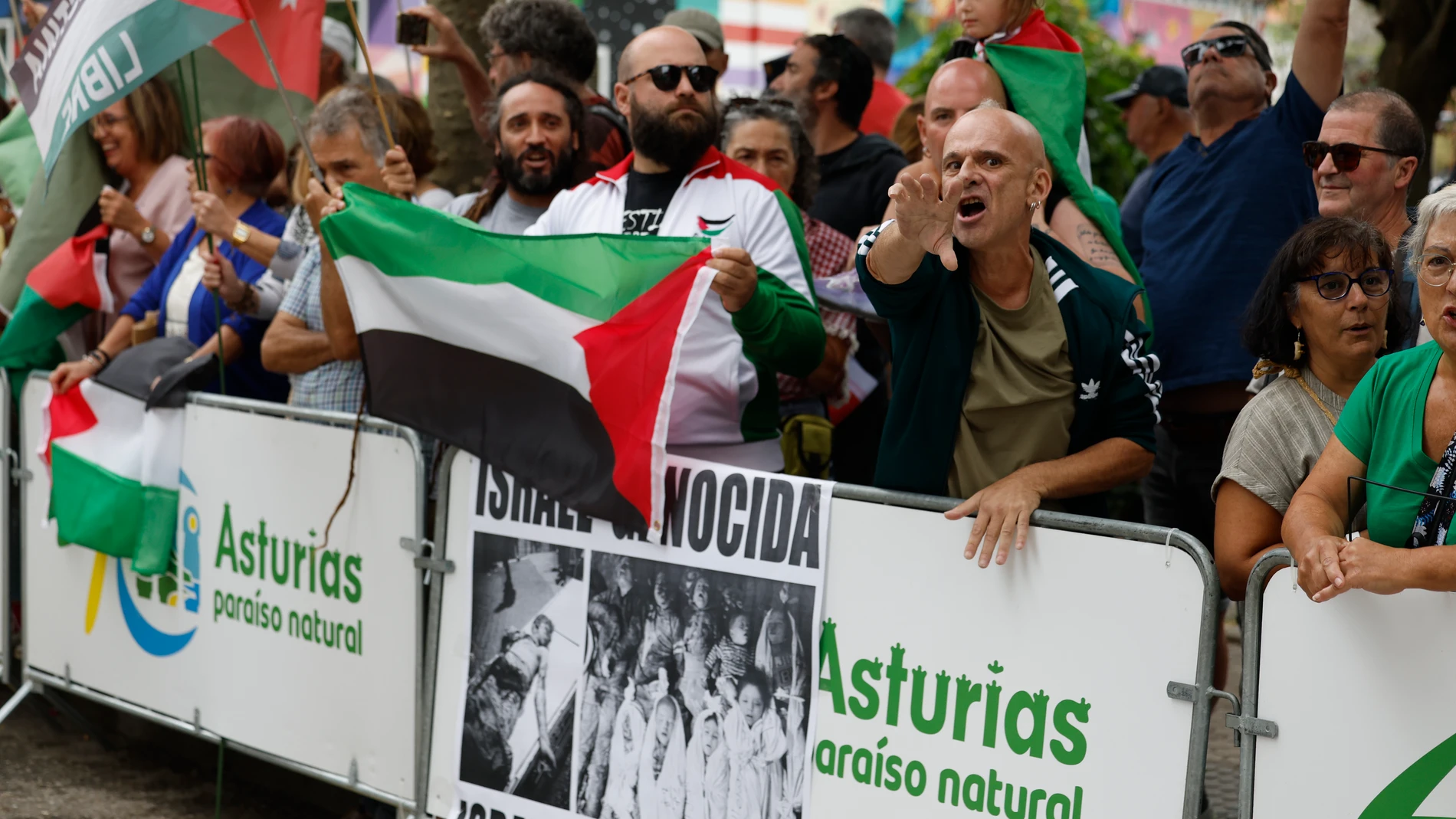 LAREDO (CANTABRIA), 04/09/2025.- La plataforma Gernika-Palestina protesta contra la presencia del equipo Israel-Premier Tech en la Vuelta y contra la situación que vive la población de Gaza a la salida de la duodécima etapa de este jueves en Laredo (Cantabria). El director del conjunto israelí, el navarro Oscar Guerrero, ha asegurado a EFE que seguirán en la Vuelta. EFE/Javier Lizón