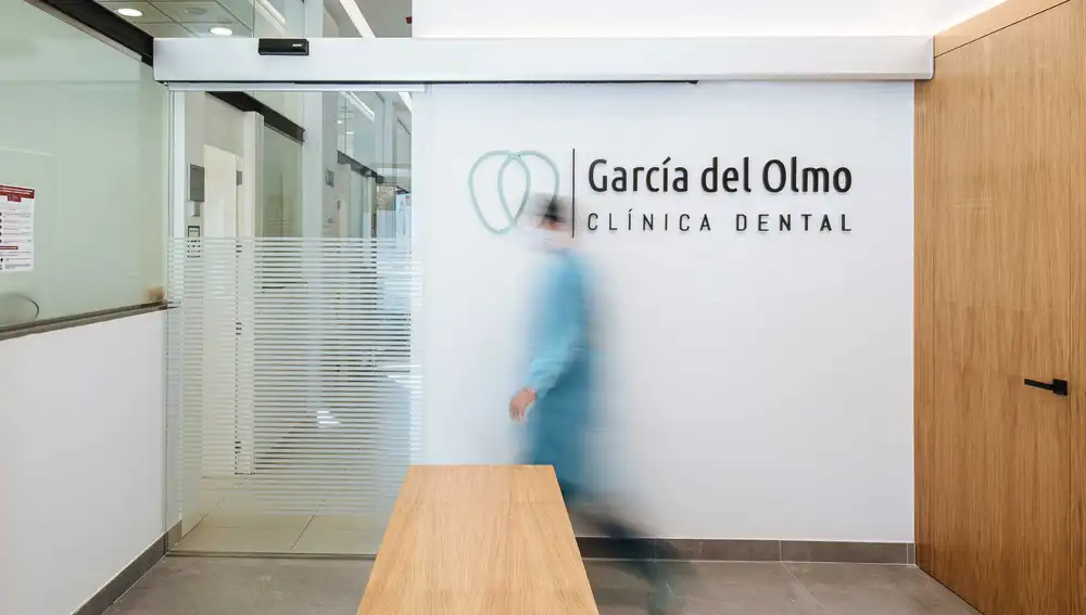 La Clínica Dental García del Olmo ha sido reconocida por La Razón como la mejor clínica de implantología de Andalucía gracias a más de dos décadas de innovación y excelencia.