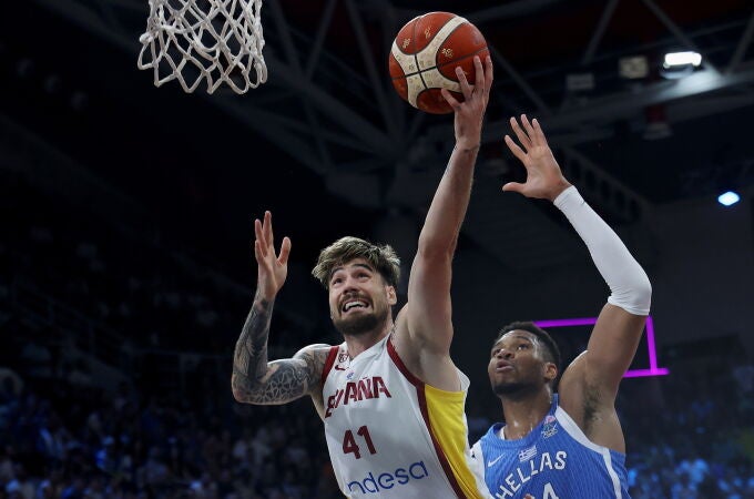 Juancho trata de anotar tras superar a Antetokounmpo