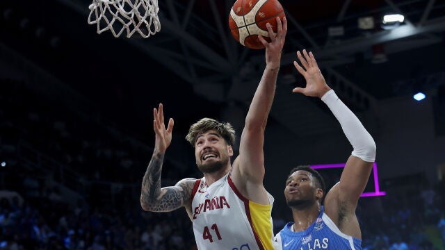 Juancho trata de anotar tras superar a Antetokounmpo