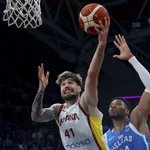 Juancho trata de anotar tras superar a Antetokounmpo
