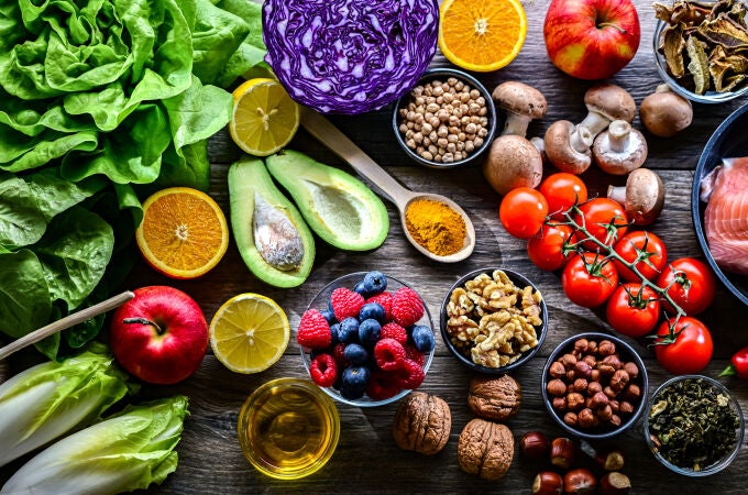 Vegetales, frutos secos, legumbres y aceite de oliva son algunos de los productos que deben incluirse en el menú diario