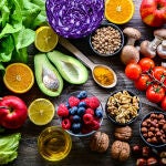 Vegetales, frutos secos, legumbres y aceite de oliva son algunos de los productos que deben incluirse en el menú diario