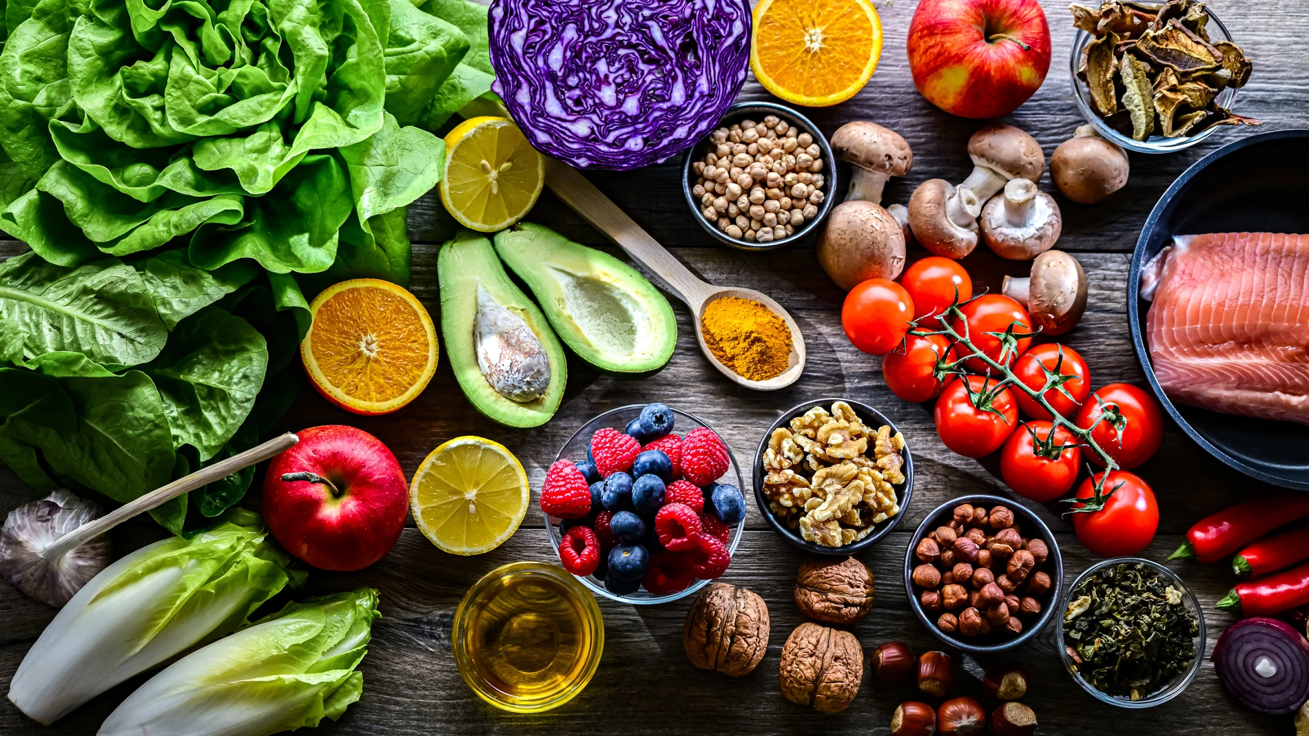 Vegetales, frutos secos, legumbres y aceite de oliva son algunos de los productos que deben incluirse en el menú diario