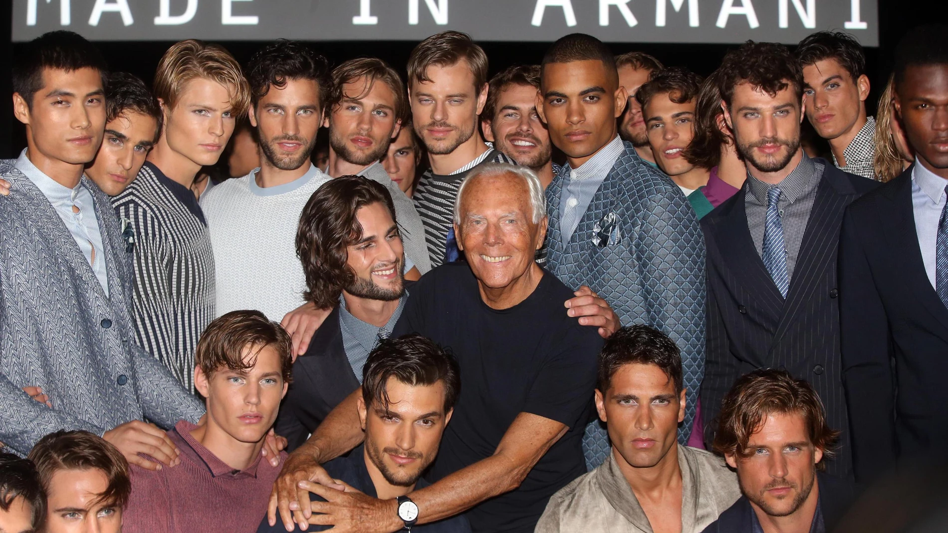 MILAN (Italy), 04/09/2025.- (FILE) - Italian designer Giorgio Armani (C) poses with models after the presentation for his label Giorgio Armani during the Milan Fashion Week, in Milan, Italy, 19 June 2017 (reissued 04 September 2025). Armani has died at the age 91, his company confirmed on 04 September 2025. (Moda, Italia) EFE/EPA/MATTEO BAZZI