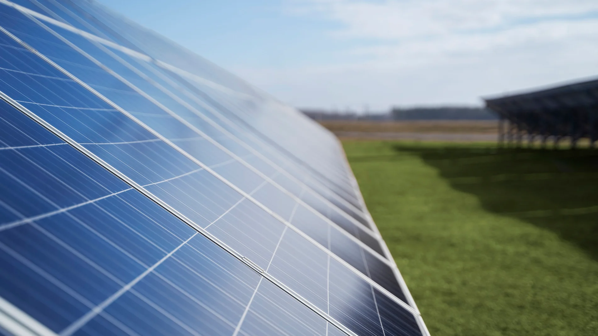 En el paisaje de la provincia sevillana van ganando peso las centrales fotovoltaicas