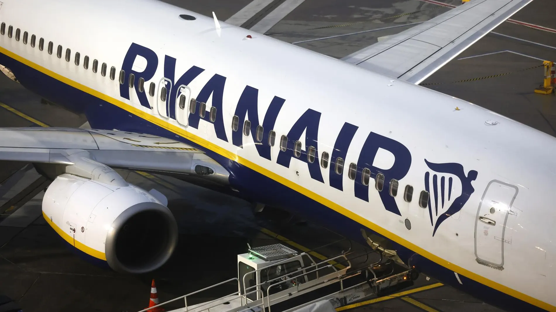 Economía.-Podemos denuncia a Ryanair ante la CNMC por utilizar el recorte de plazas como "chantaje económico encubierto"