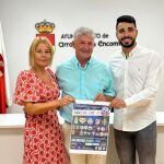 El alcalde de Arroyo, Sarbelio Fernández, y la concejala de Educación y Deportes, Sandra González, acompañados de Javier León en representación de la organización de la Arroyo Cup, presentan el torneo