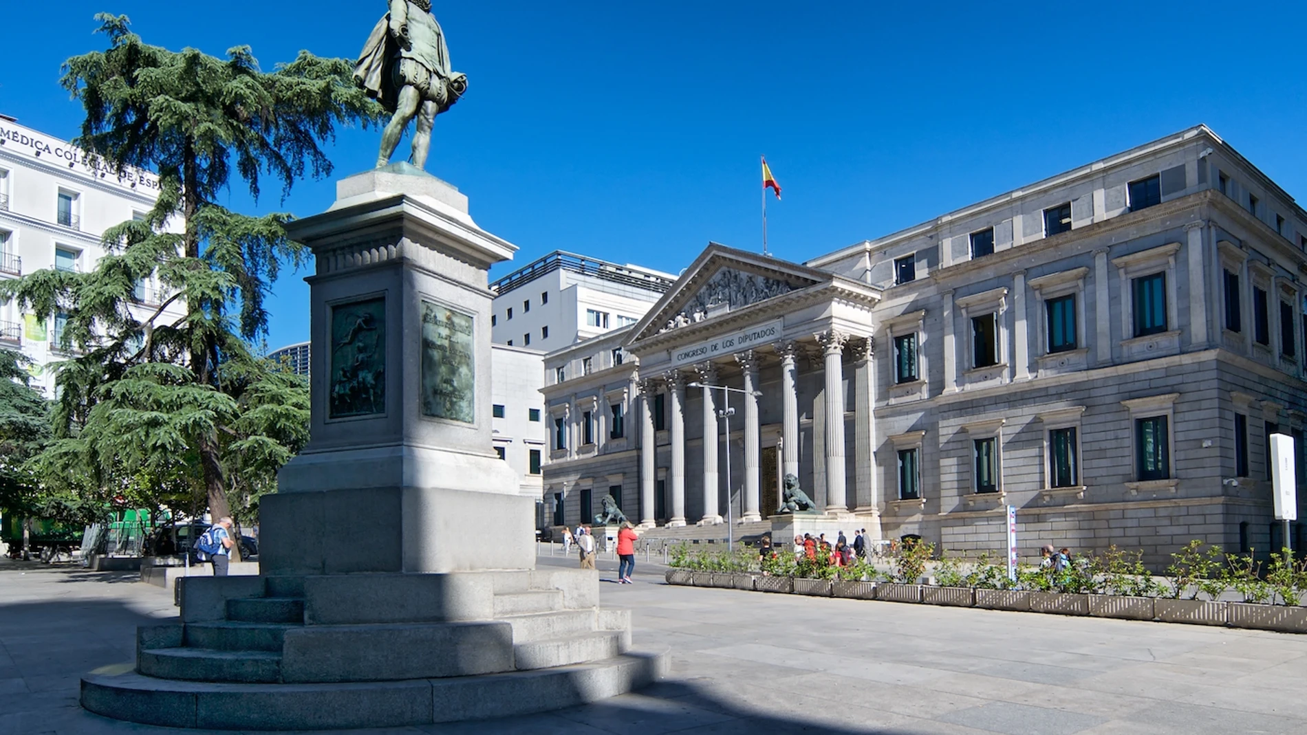La “cápsula del tiempo” bajo la estatua de Cervantes en Madrid