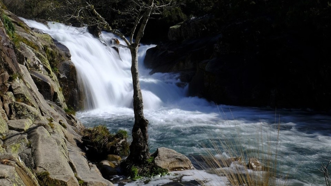 Una increíble cascada en la Costa de la Muerte: ocho metros de caída, piscinas naturales y leyendas de otra época