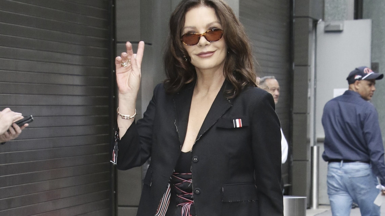 Catherine Zeta-Jones deslumbra en Nueva York con un look negro total que inspira a mujeres +55
