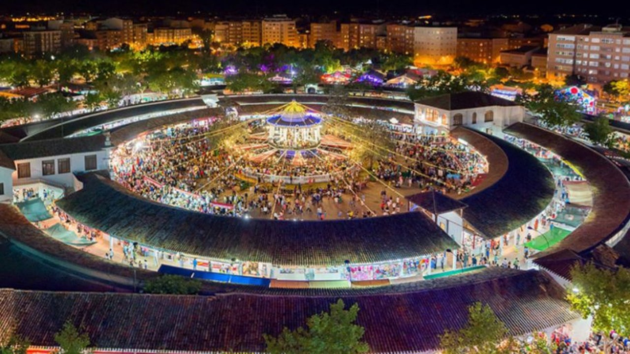 El traje de manchega, los 'chorimorcis', miguelitos y un brindis con sidra... esto se gasta la gente en la Feria de Albacete, según los albaceteños
