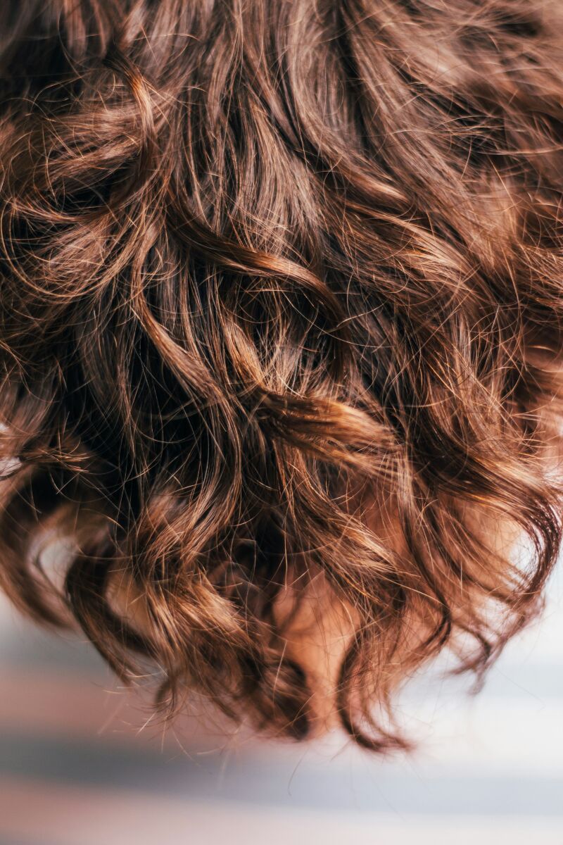 Cómo cubrir las canas sin recurrir a tintes permanentes