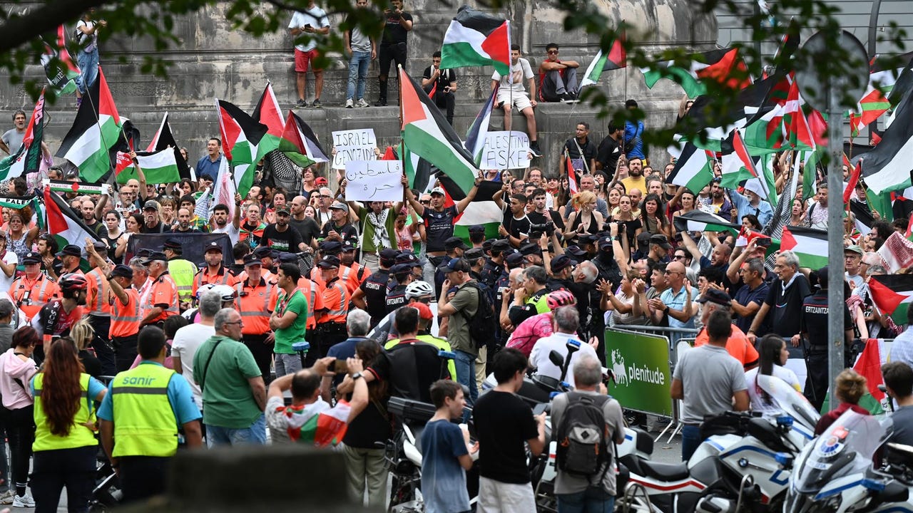 Pedro Delgado apunta a Trump tras otra protesta en La Vuelta por Gaza: "Que se la hagan a él y no a los ciclistas"
